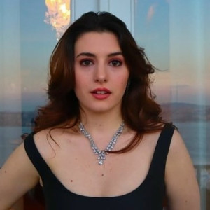 Актёр Мелек Ханджиоглу в роли Асуде Калебек